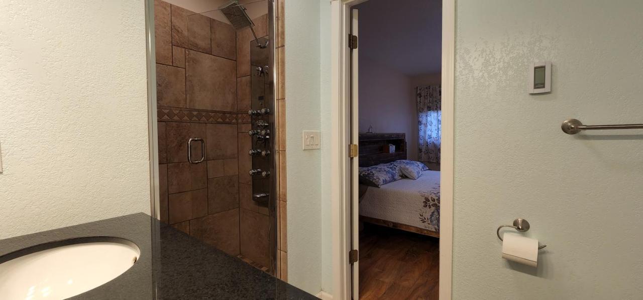 Trinity Escapes - Two Bedroom Two Bathroom Full Apartment Near Airport Анкоридж Экстерьер фото
